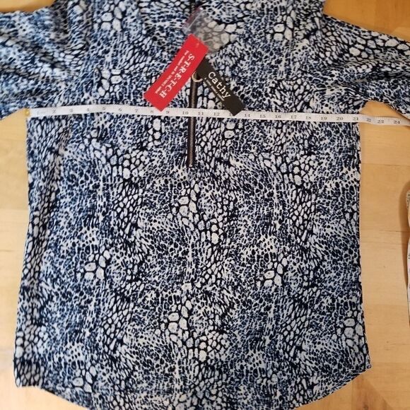 NWT! Cathy Daniels 3/4 Sleeve Zip Neckline Top Med - Picture 13 of 13